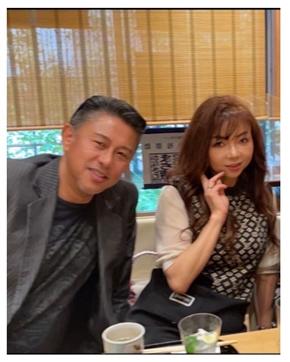 「ハイヒール」モモコと夫の2ショット