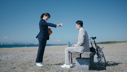 綾瀬さんからキャッチボールに誘われる斎藤さん