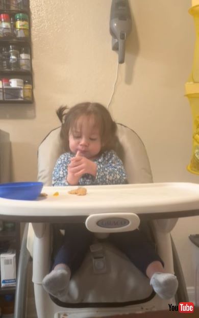 パパの帰宅に大喜びの女の子