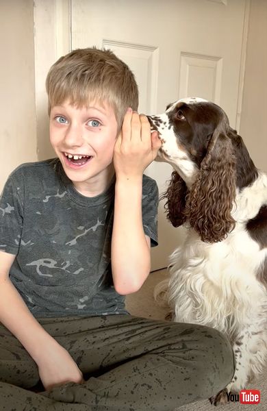 ナイショ話をするワンコと男の子