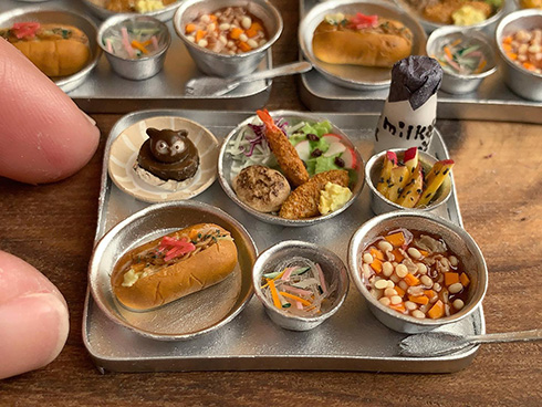 給食を指先サイズで表現したミニチュアフード　ゴマや春雨まで作り込んだ繊細な仕上がり