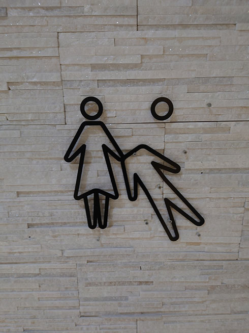 壊れたトイレ看板