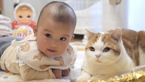 左を見る赤ちゃん