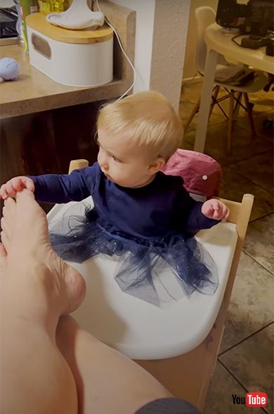 海外 ハプニング動画 赤ちゃん baby パパ おなら びっくり