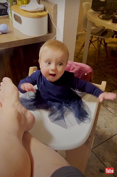 海外 ハプニング動画 赤ちゃん baby パパ おなら びっくり