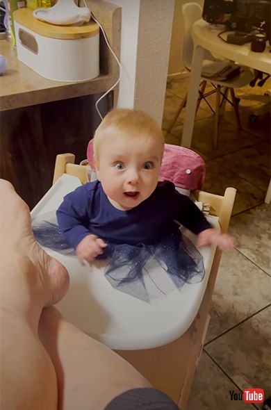 海外 ハプニング動画 赤ちゃん baby パパ おなら びっくり