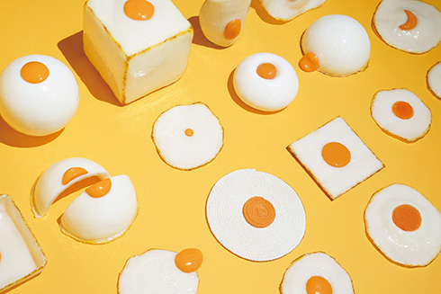 ”パンク”で尖った黄身や正方形で”几帳面”な目玉焼き　多摩美学生の卒制が個性を尊重していてすてき