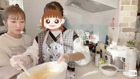 お菓子作りをしている辻さんと希空さん