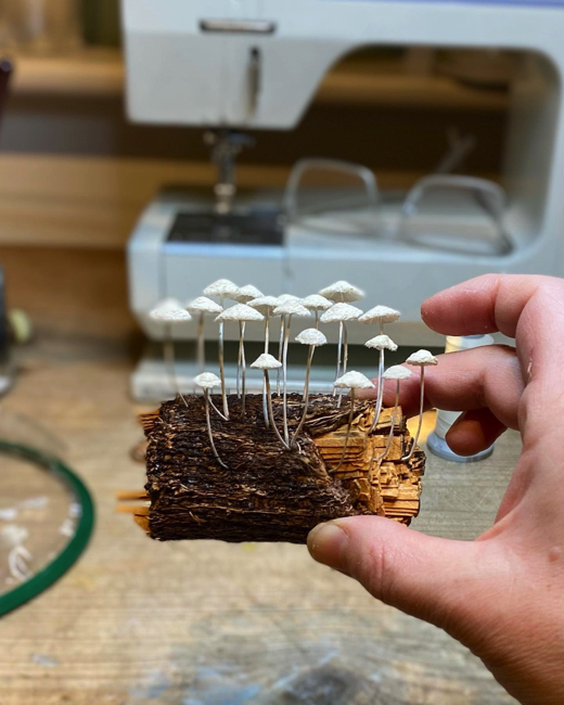 これが刺繍だと……？　刺繍で作ったキノコや苔が立体的でまるで本物
