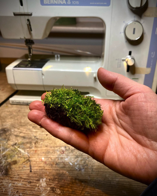 刺繍で作ったキノコや苔