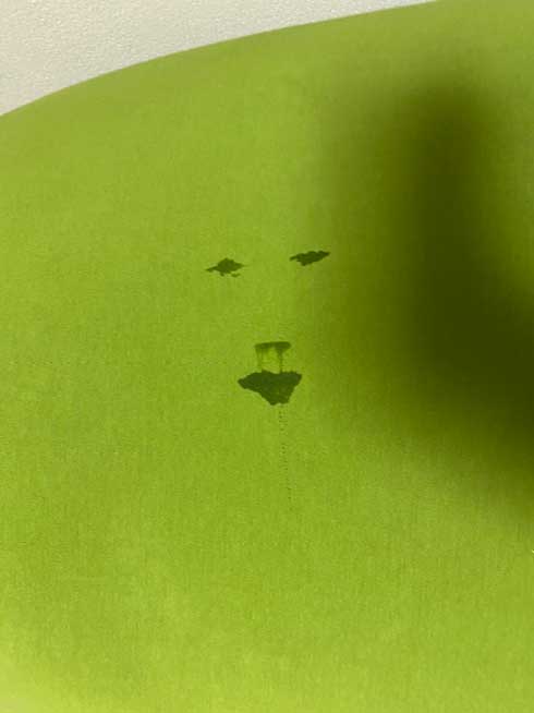 子ども 泣き 涙 顔 跡 ソファー