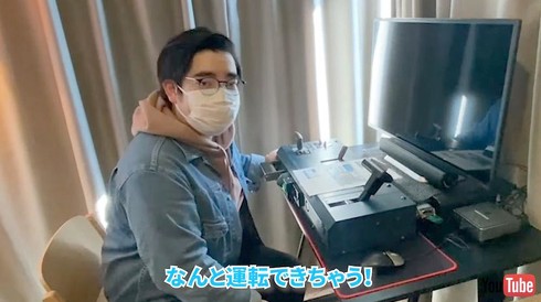 運転台に感動する徳永さん