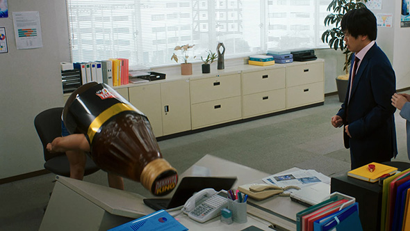 豪快な頭突きでデスクを真っ二つ