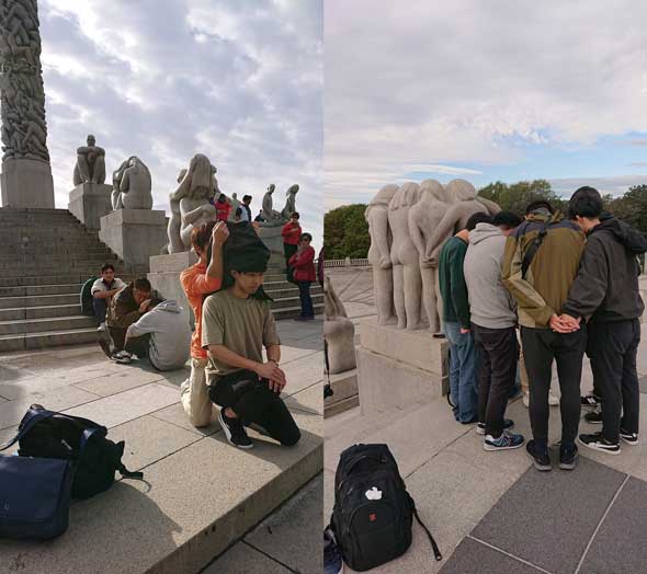 ヴィーゲラン彫刻公園 彫像 ポーズ 真似 モノマネ 写真 モノリスの台地