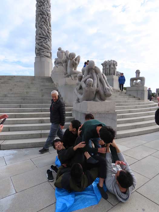 ヴィーゲラン彫刻公園 彫像 ポーズ 真似 モノマネ 写真 モノリスの台地