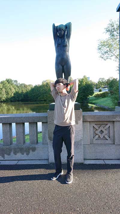 ヴィーゲラン彫刻公園 彫像 ポーズ 真似 モノマネ 写真 モノリスの台地