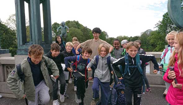 ヴィーゲラン彫刻公園 彫像 ポーズ 真似 モノマネ 写真 モノリスの台地