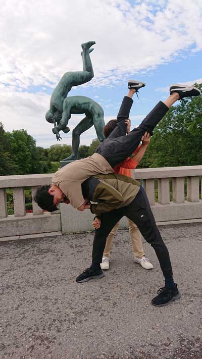 ヴィーゲラン彫刻公園 彫像 ポーズ 真似 モノマネ 写真 モノリスの台地