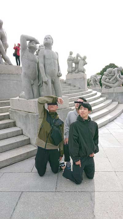 ヴィーゲラン彫刻公園 彫像 ポーズ 真似 モノマネ 写真 モノリスの台地