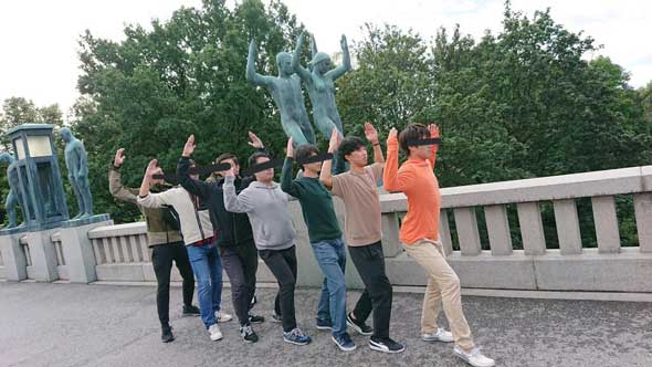 ヴィーゲラン彫刻公園 彫像 ポーズ 真似 モノマネ 写真 モノリスの台地