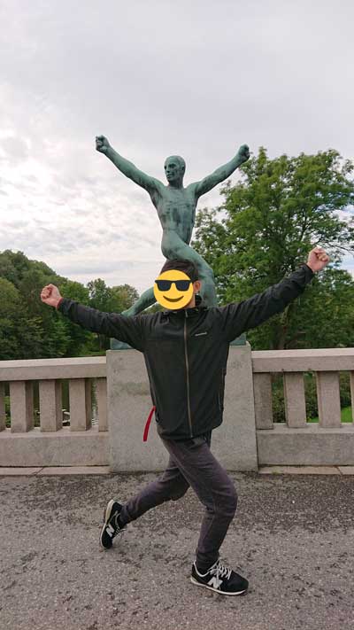 ヴィーゲラン彫刻公園 彫像 ポーズ 真似 モノマネ 写真 モノリスの台地