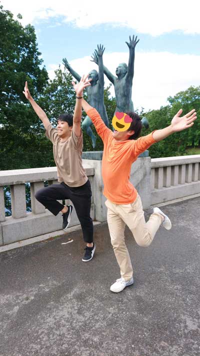 ヴィーゲラン彫刻公園 彫像 ポーズ 真似 モノマネ 写真 モノリスの台地