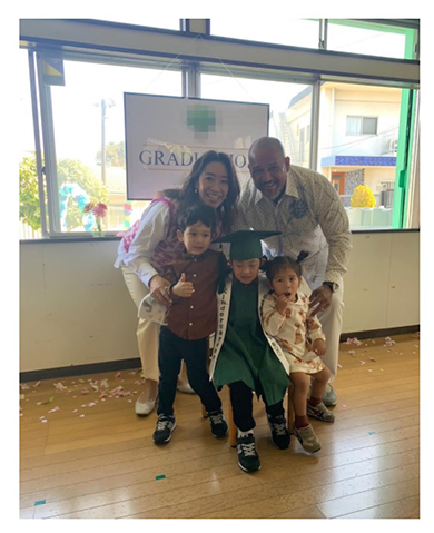 息子の卒業を祝うアレックス・ラミレス一家