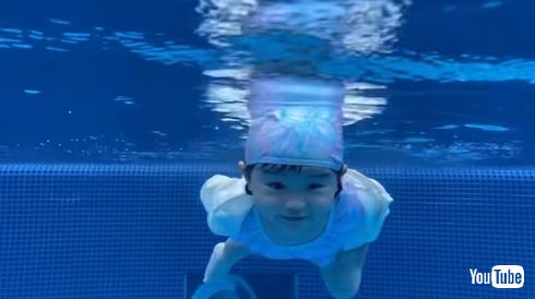 プールで泳ぐののちゃん