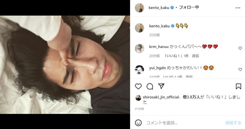 子どもと思しき手に眉間を突かれる賀来賢人