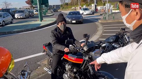 井上さんは黒瀬さんのZ750GPが気に入った様子