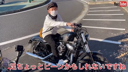 井上さんの愛車フォーティエイトにまたがる黒瀬さん