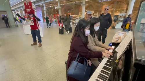 ロンドン 駅ピアノ 威風堂々 弾く 演奏 反応 ノリノリ