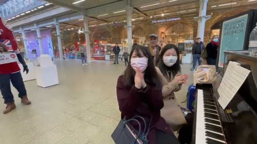 ロンドン 駅ピアノ 威風堂々 弾く 演奏 反応 ノリノリ
