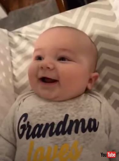 ママのジョークで笑う赤ちゃん
