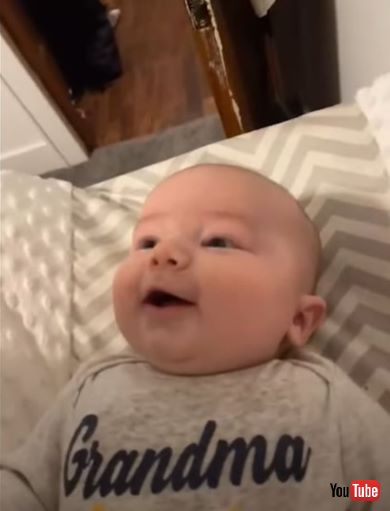 ママのジョークで笑う赤ちゃん