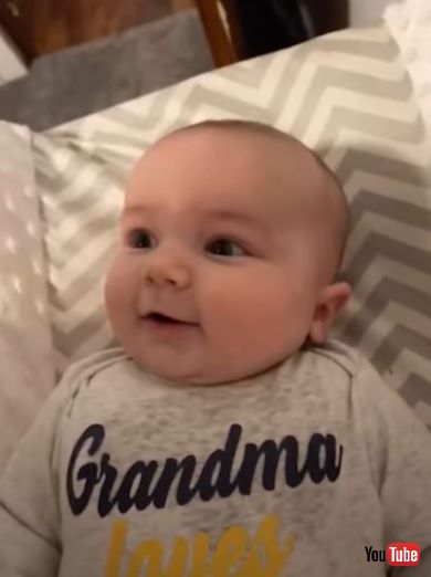 ママのジョークで笑う赤ちゃん