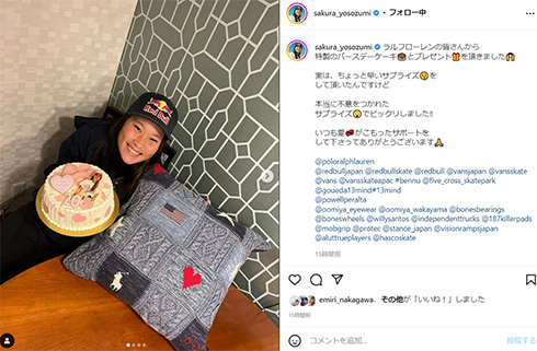 バースデーケーキを手にした四十住さくら選手