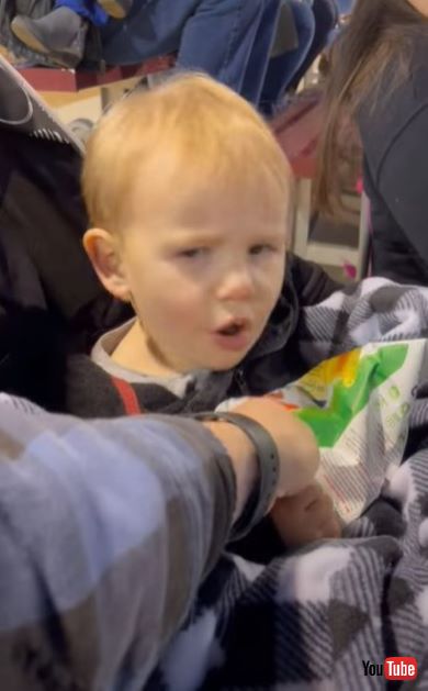 パパにお菓子をとられてしまった男の子