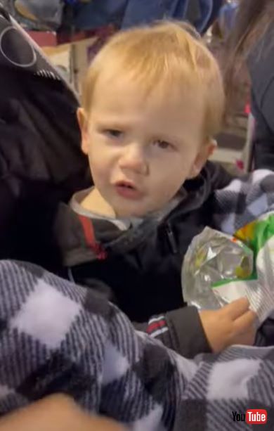 パパにお菓子をとられてしまった男の子