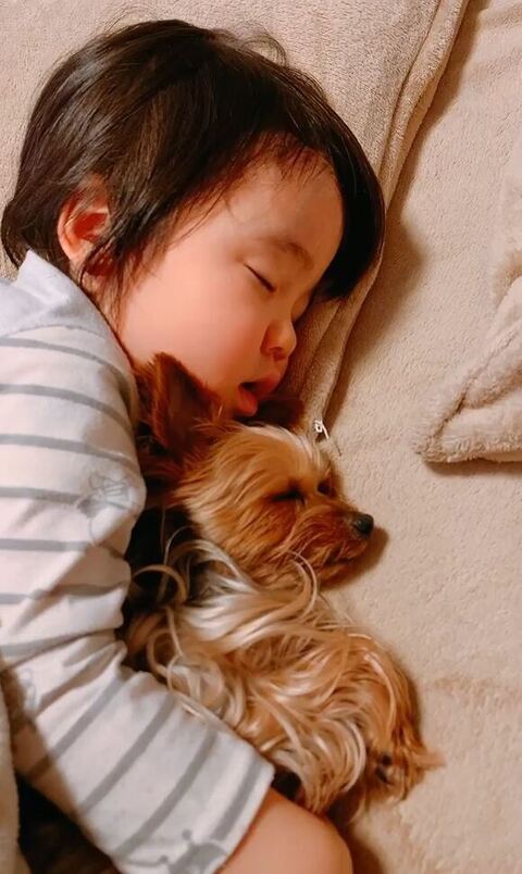 寝てるふたりアップ