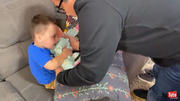 赤ちゃん 初対面 妹 お兄ちゃん アメリカ