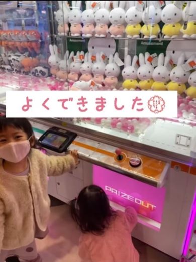 妹にUFOキャッチャーでぬいぐるみをとってあげるお姉ちゃん