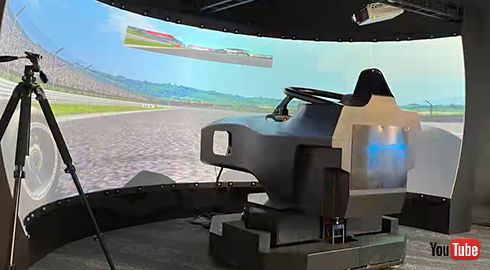 大型スクリーンを備えたレーシングシミュレーターも