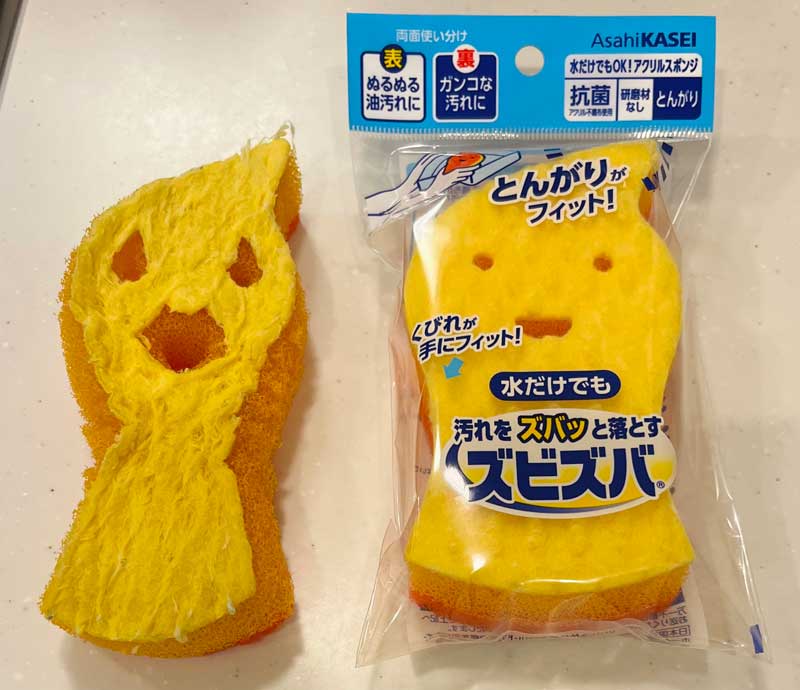 一生懸命働いた台所スポンジがこちらです……　使用後の衝撃の変化が「闇堕ちしてる」「めっちゃ恨みを吸収してる」