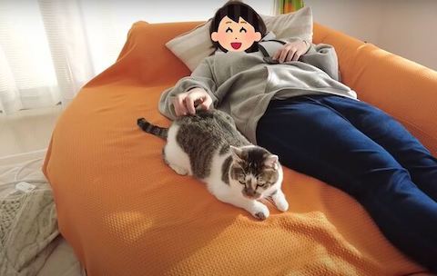 ママの横にいるささみくん