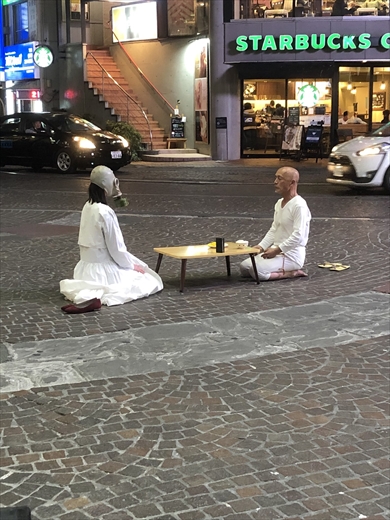 変な老人とガスマスク女が食事してた