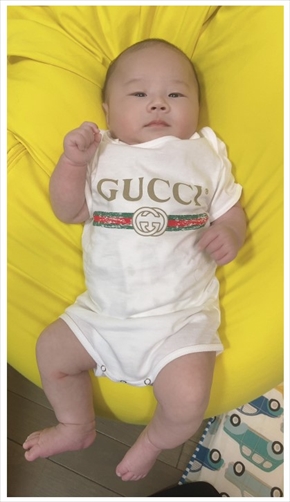 倖田來未からの出産祝いを着たやしろ優の息子