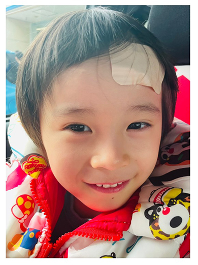 縫合手術後の遠藤章造の4歳次男