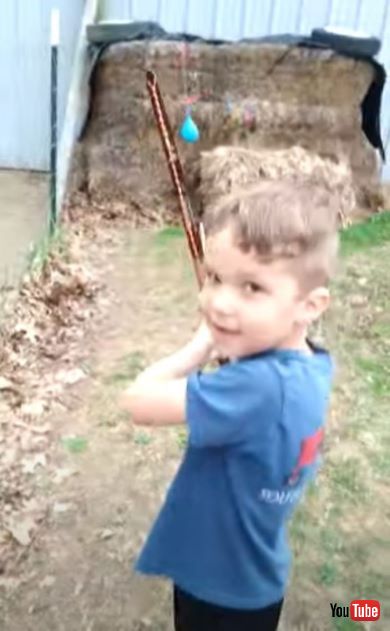 アーチェリー上手な4歳の男の子