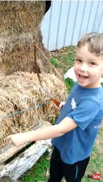 アーチェリー上手な4歳の男の子